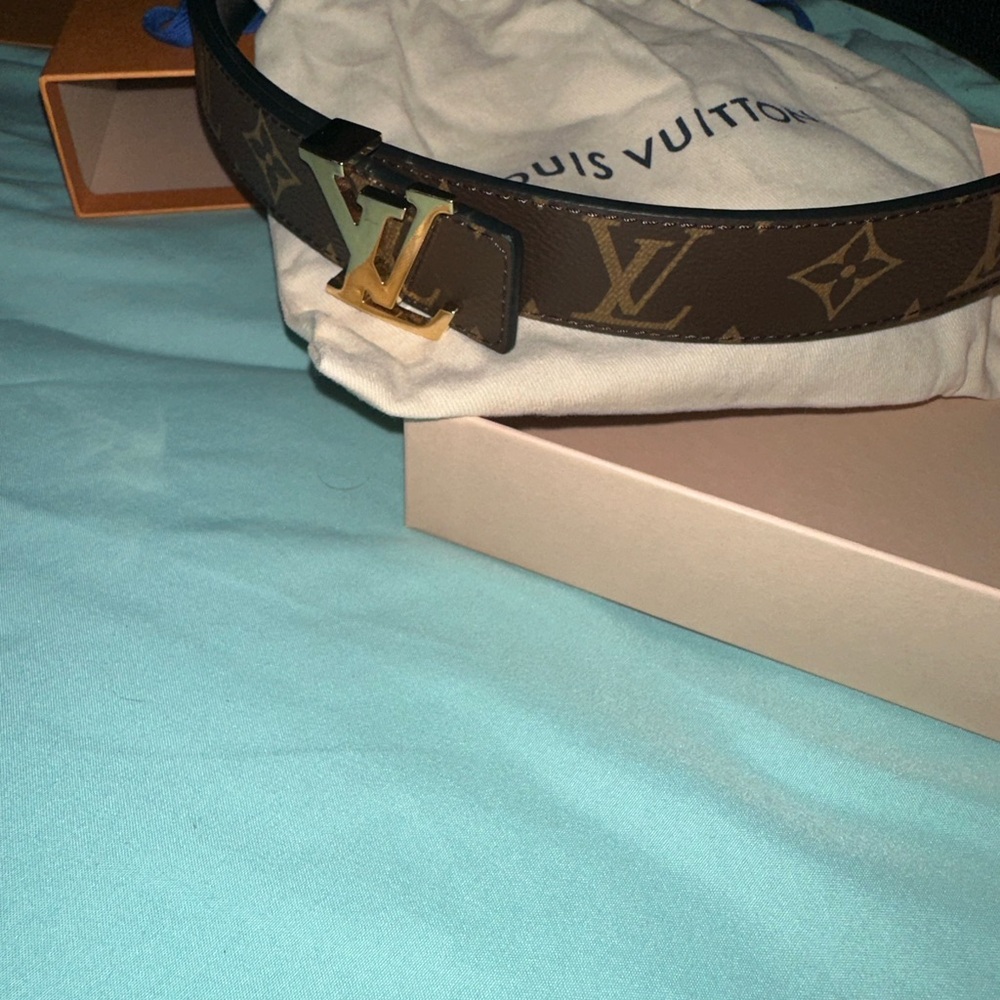 Size 95/ 38 women’s LV Initiales 30mm Reversible Belt.